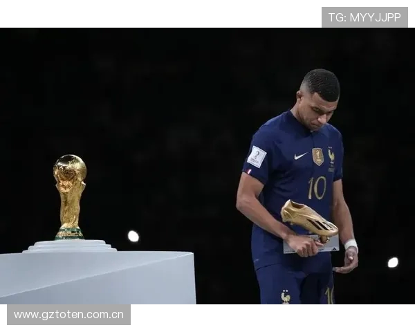 世界杯官方摄影师在赛场边的镜头角度选择